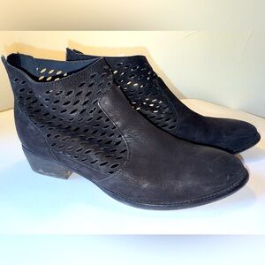 SEYCHELLES EUC BLACK LEATHER PUNCHED DESIGN ANKLE BOOTS SZ 7 in ORIGINAL BOX